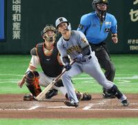 ６回、左越えに逆転２ランを放つ坂本（撮影・金田祐二）