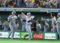 ６回、左越えに逆転２ランを放ちナインに迎えられる坂本（撮影・金田祐二）