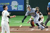 ６回、左越えに逆転２ランを放つ坂本（撮影・金田祐二）