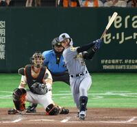 ６回、左越えに逆転２ランを放つ坂本（撮影・金田祐二）