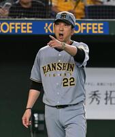 １回、巨人ベンチに怒りをぶつける藤川監督（撮影・堀内翔）