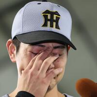 プロ初勝利を挙げた下村は涙を見せる（撮影・田中太一）