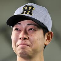 プロ初勝利を挙げた下村は涙をこらえる（撮影・田中太一）