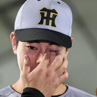 プロ初勝利を挙げた下村は涙を見せる（撮影・田中太一）
