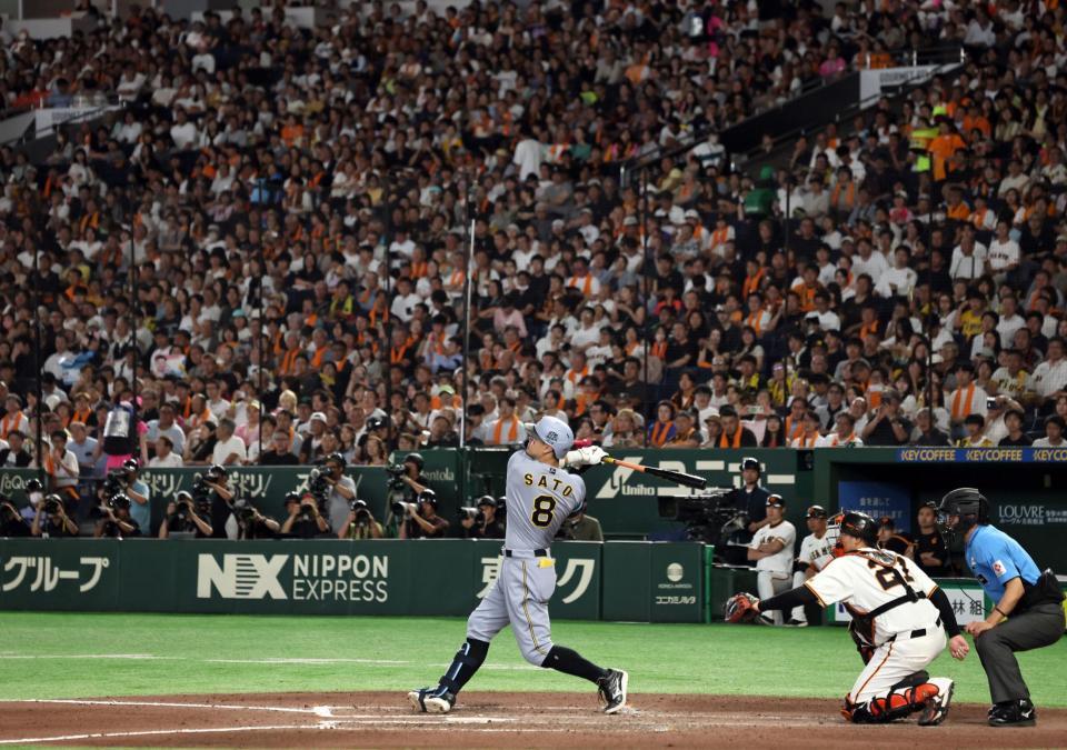 ７回、伝統の一戦でプロ通算１５０号を放つ佐藤輝（撮影・田中太一）