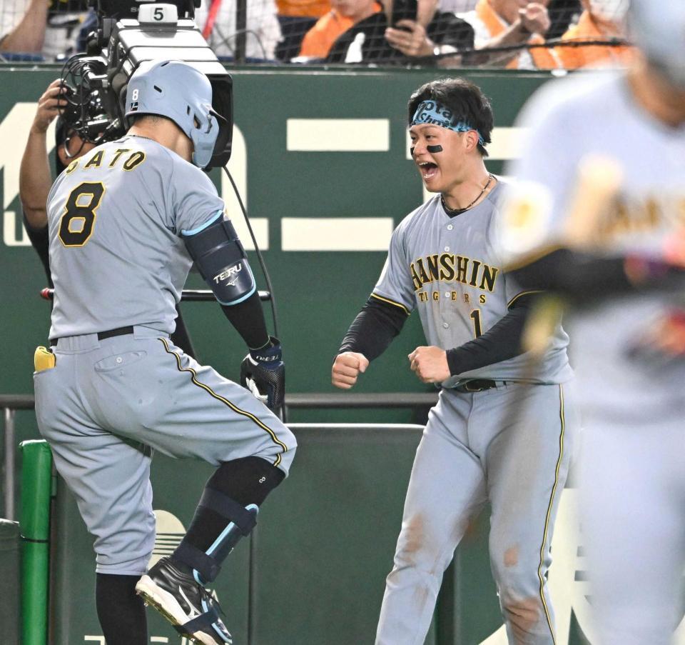　３回、２者連続本塁打を放った佐藤輝（左）を迎える森下（撮影・堀内翔）