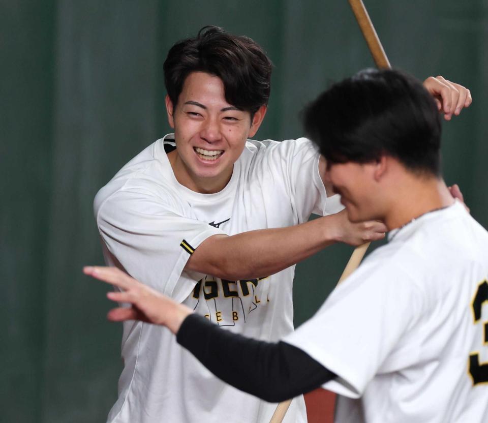 　笑顔で調整する下村（撮影・金田祐二）