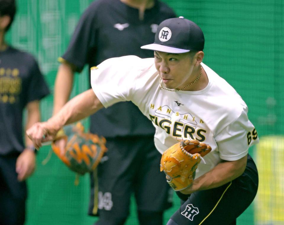 　キャッチボールする石井（撮影・立川洋一郎）