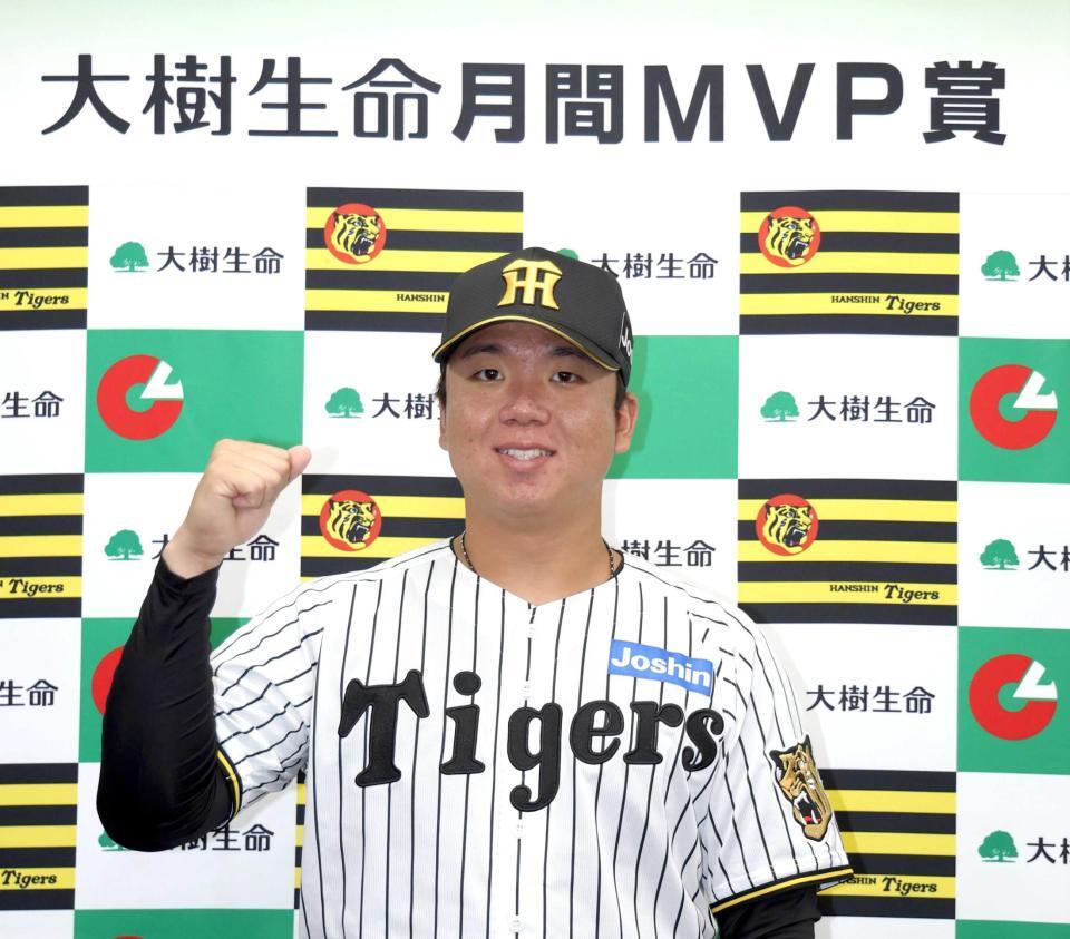 　月間ＭＶＰを受賞した村上（撮影・山口登）