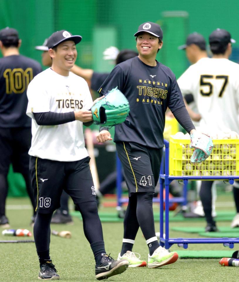 明るい表情で練習へ向かう村上。左は伊原（撮影・立川洋一郎）
