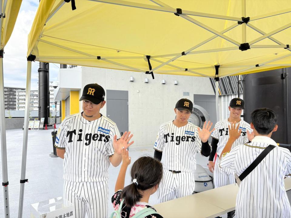 令和８年熊本地震の義援金を募る（左から）岩貞、島田、百崎