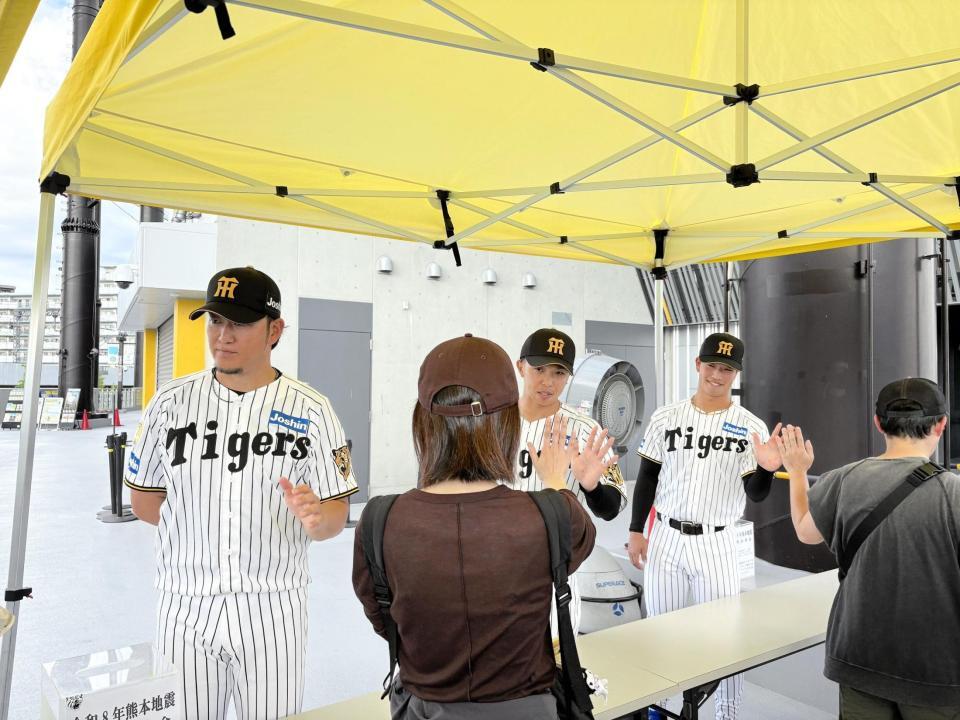 令和８年熊本地震の義援金を募る（左から）岩貞、島田、百崎