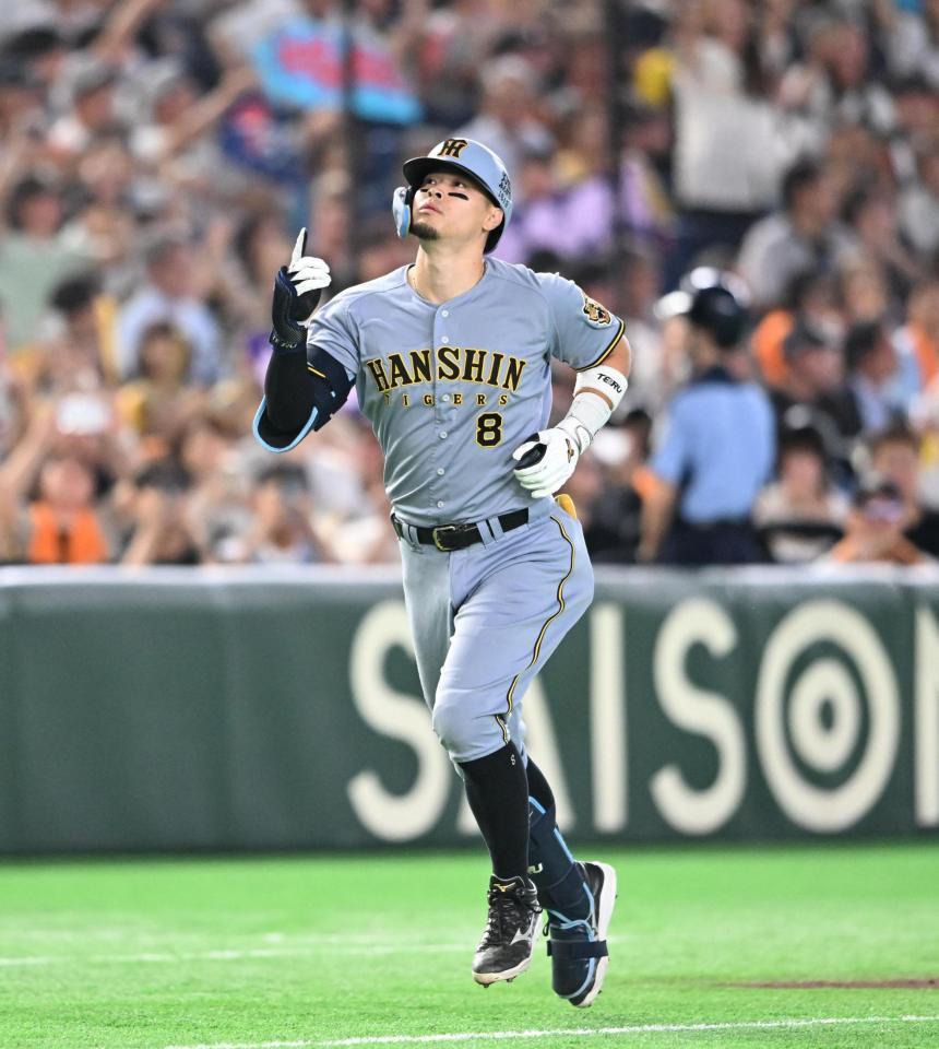 ４回、ソロを放ち三塁を回る佐藤輝（撮影・堀内翔）