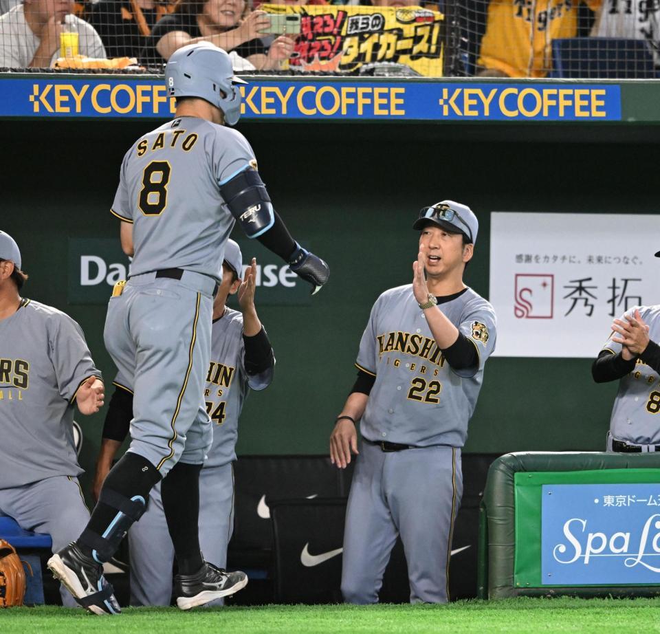 ４回、ソロを放った佐藤輝（左）を迎える藤川監督（撮影・堀内翔）