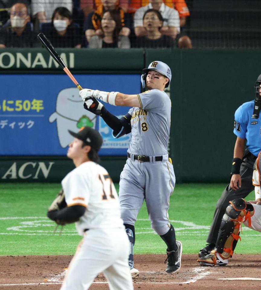 ４回、右越えソロを放つ佐藤輝（撮影・金田祐二）