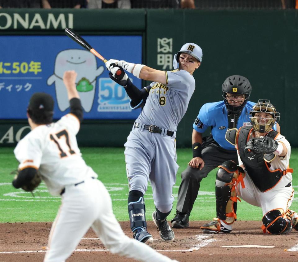 ４回、右越えソロを放つ佐藤輝（撮影・金田祐二）