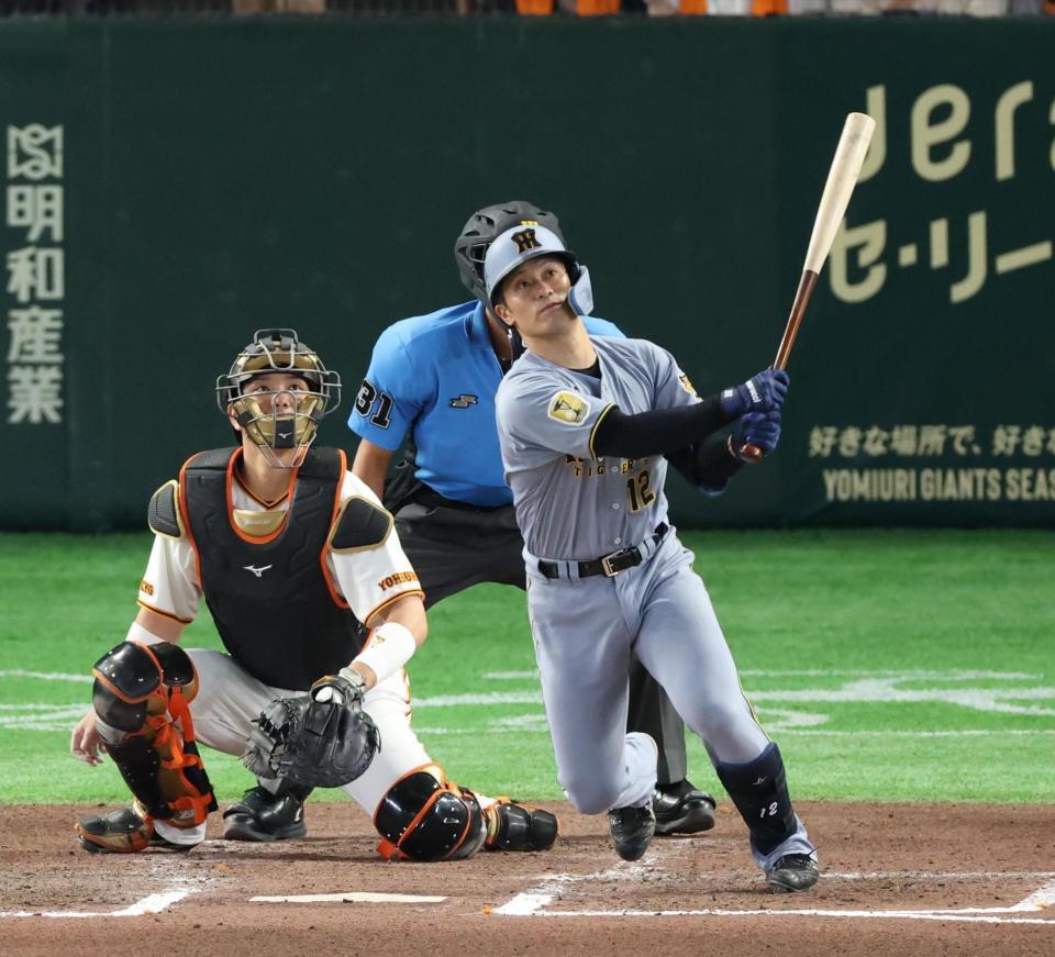 ６回、左越えに逆転２ランを放つ坂本（撮影・金田祐二）