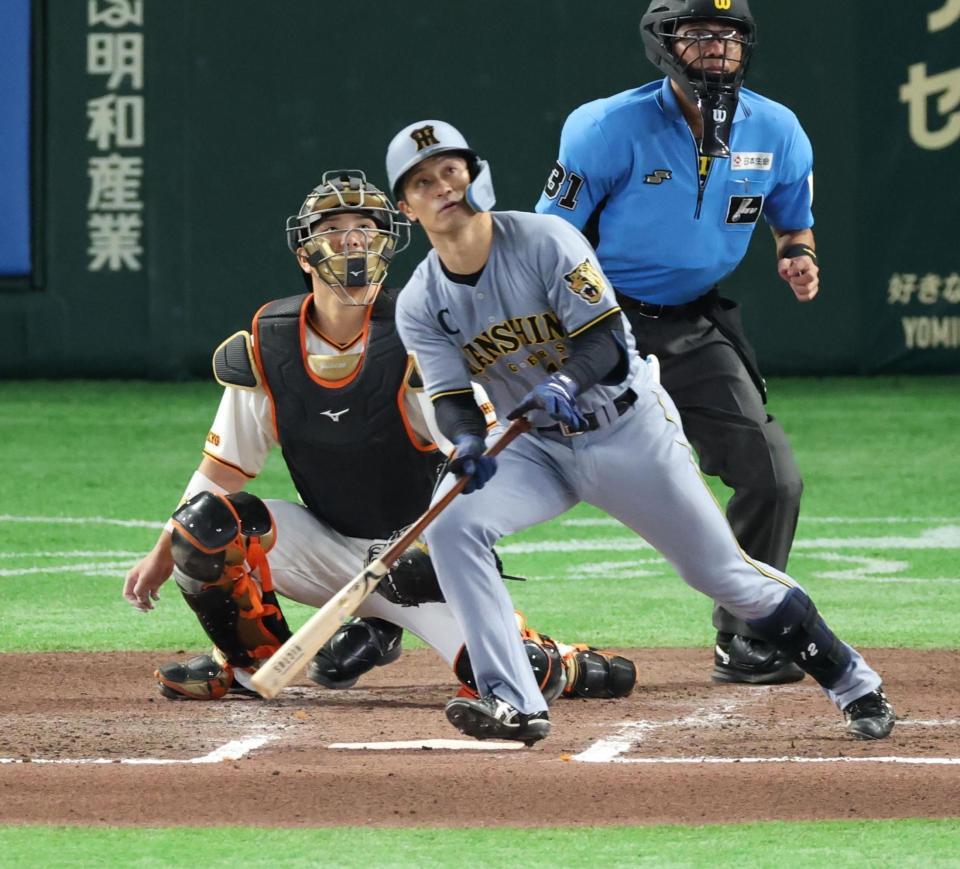 ６回、左越えに逆転２ランを放つ坂本（撮影・金田祐二）
