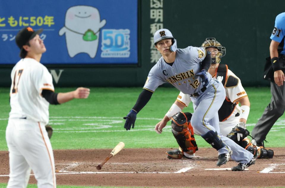 ６回、左越えに逆転２ランを放つ坂本（撮影・金田祐二）