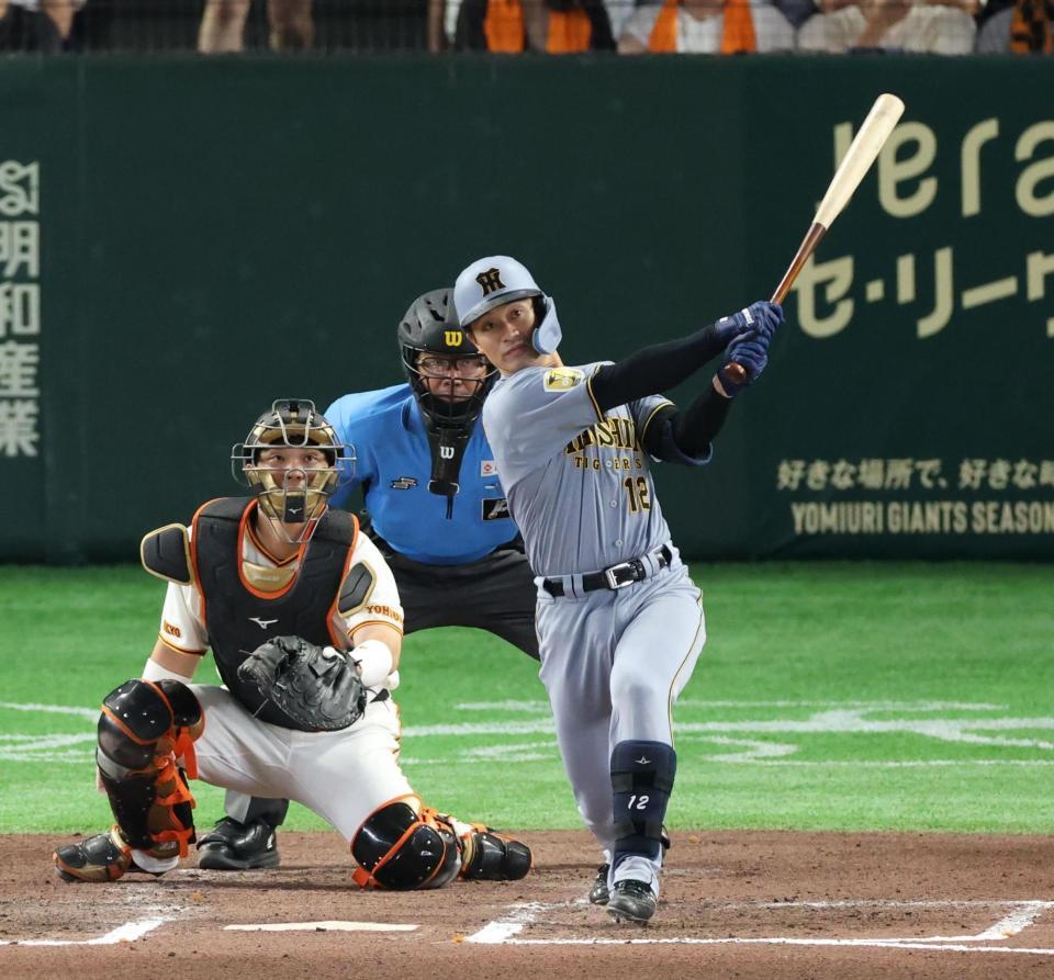 ６回、左越えに逆転２ランを放つ坂本（撮影・金田祐二）