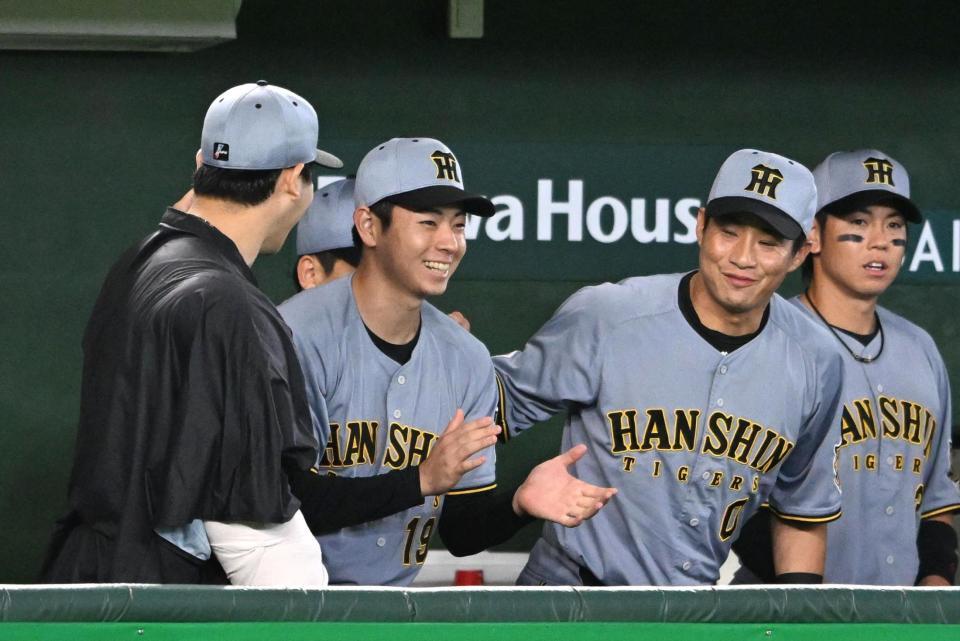 ９回、プロ初勝利を挙げてベンチで喜ぶ下村（左から２人目）＝撮影・堀内翔