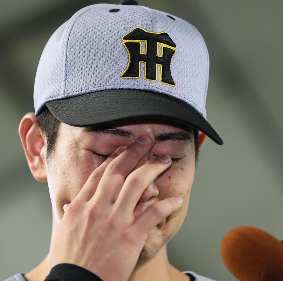 プロ初勝利を挙げた下村は涙を見せる（撮影・田中太一）