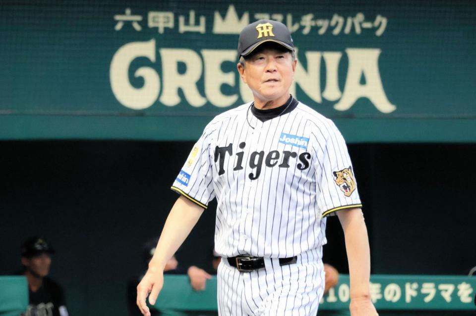 メンバー表を交換しベンチに戻る平田２軍監督