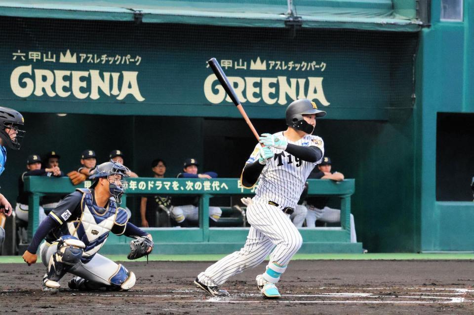 初回、同点の右前適時打を放つ嶋村