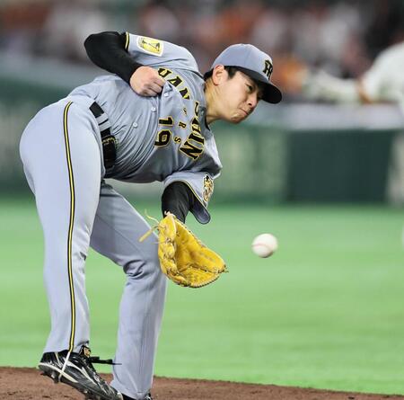 　４回、石塚の打球を好捕しピンチを切り抜ける下村
