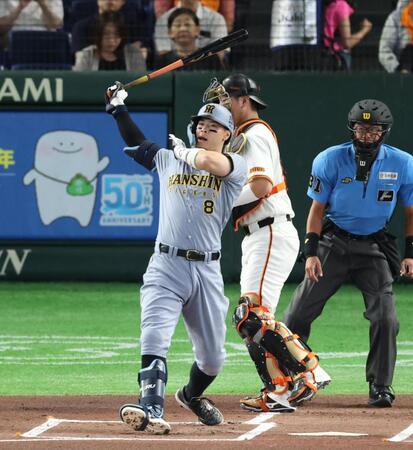 １回、空振り三振に倒れる佐藤輝（撮影・金田祐二）