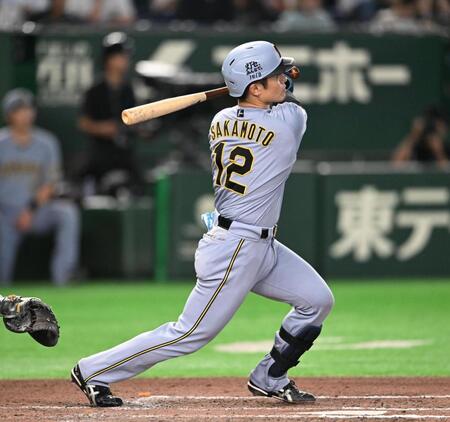 ６回、坂本が左越えに逆転の２ランを放つ（撮影・堀内翔）