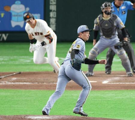 　８回、ダルベックを三ゴロ併殺打に仕留める岩崎（撮影・金田祐二）