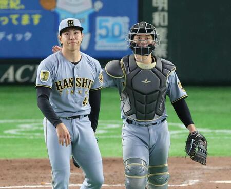 　最後を締めた工藤（左）と坂本
