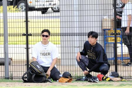 大竹（左）と一緒に日陰で涼む才木