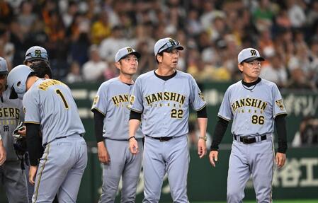 １回、森下が死球を受けて西舘をにらみつける藤川監督（中央）＝撮影・堀内翔