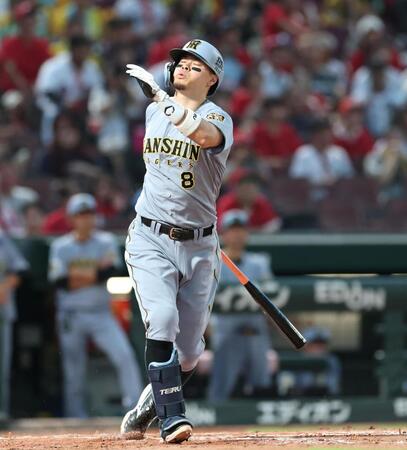 ４回、チャンスで空振り三振に倒れた佐藤輝（撮影・北村雅宏）