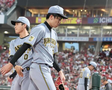 ４回、追加点を許した才木はベンチへ引き揚げる（撮影・田中太一）