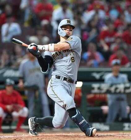 ４回、打席で空振りする阪神・佐藤輝明（撮影・北村雅宏）