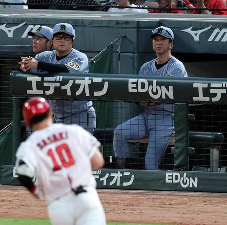 ４回、佐々木にソロを打たれ、グラウンドを見つめる藤川監督（撮影・山口登）