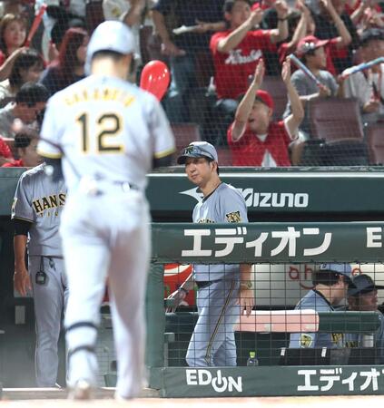 広島に敗れ、足早に引き揚げる藤川監督（中央）＝撮影・北村雅宏
