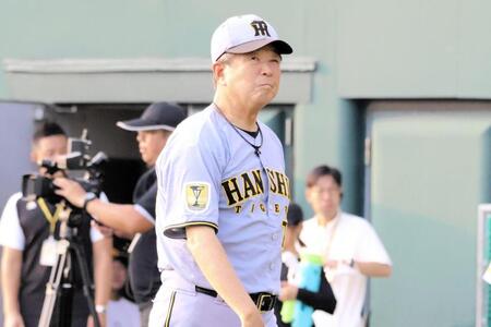 メンバー表を交換しベンチに戻る平田２軍監督