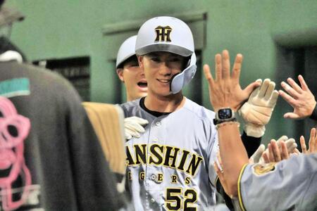 ７回、左越えに勝ち越し２ランを放ち、ハイタッチで出迎えられる山田