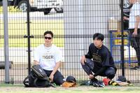 大竹（左）と一緒に日陰で涼む才木