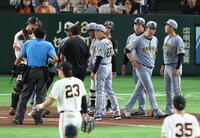 １回、森下が死球を受け厳しい表情のでベンチを出た藤川監督（撮影・金田祐二）