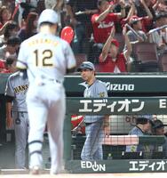 広島に敗れ、足早に引き揚げる藤川監督（中央）＝撮影・北村雅宏
