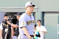 メンバー表を交換しベンチに戻る平田２軍監督