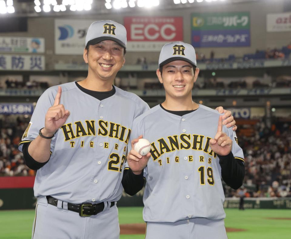 プロ初勝利を挙げた下村は藤川監督とポーズを決める（撮影・田中太一）