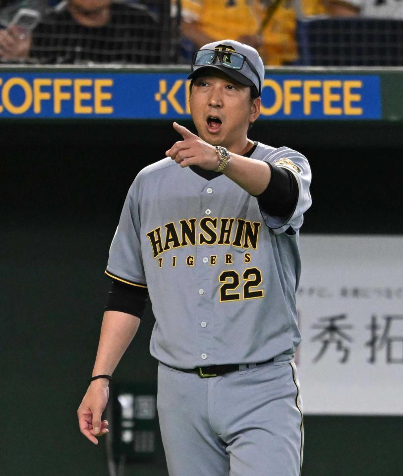 　１回、巨人ベンチに怒りをぶつける藤川監督