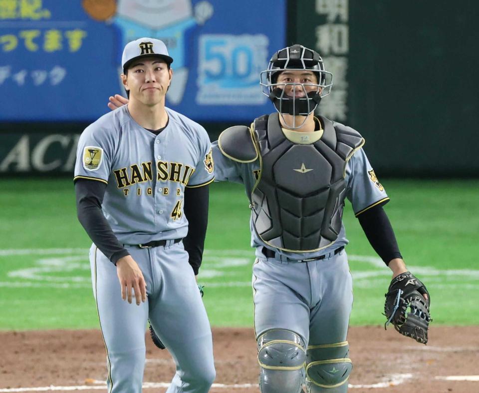 　最後を締めた工藤（左）と坂本