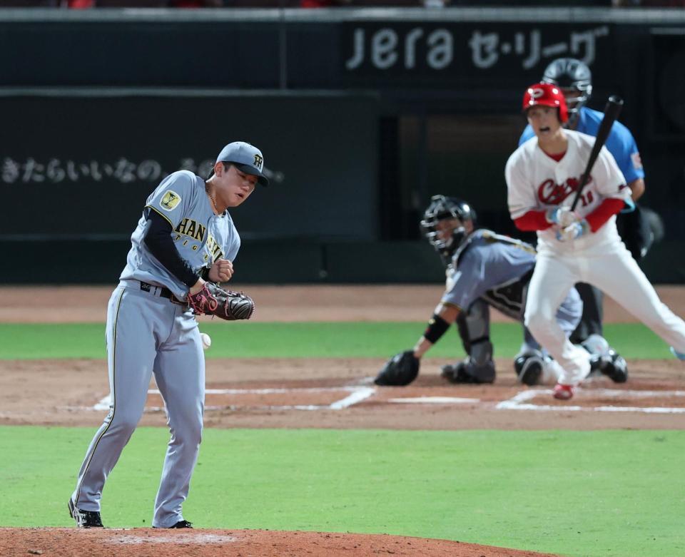６回、門別は森下の打球を左腕に受ける（撮影・山口登）